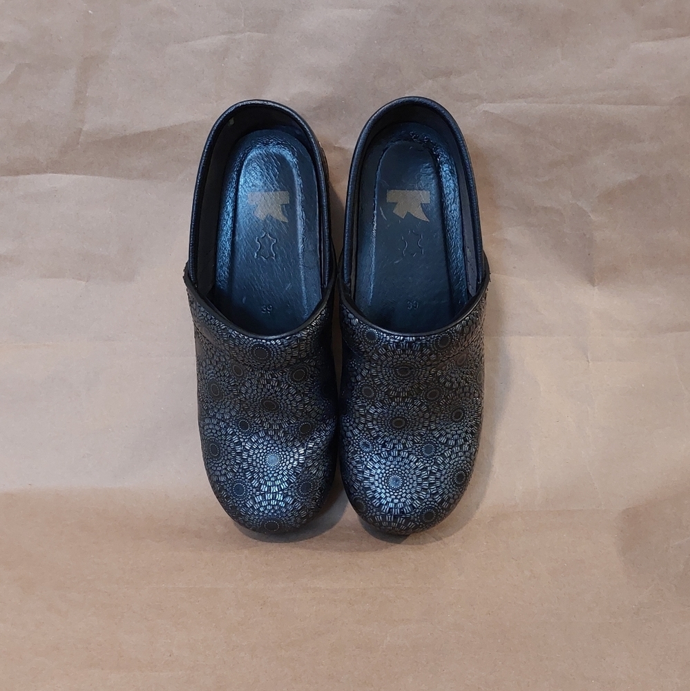 Dansko Shoes Black and Silver In Like New Condition sz8 (39)